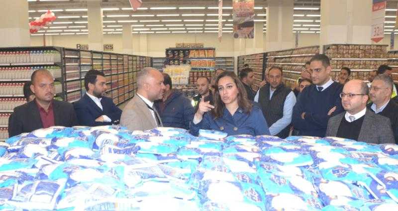 نائب محافظ البحيرة تتفقد استعدادات افتتاح فرع كارفور بدمنهور