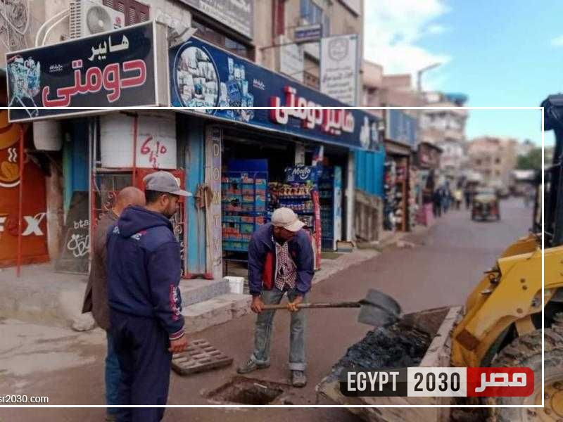 محافظ كفر الشيخ يتابع جهود الوحدة المحلية في تطهير شبكات صفايات الأمطار