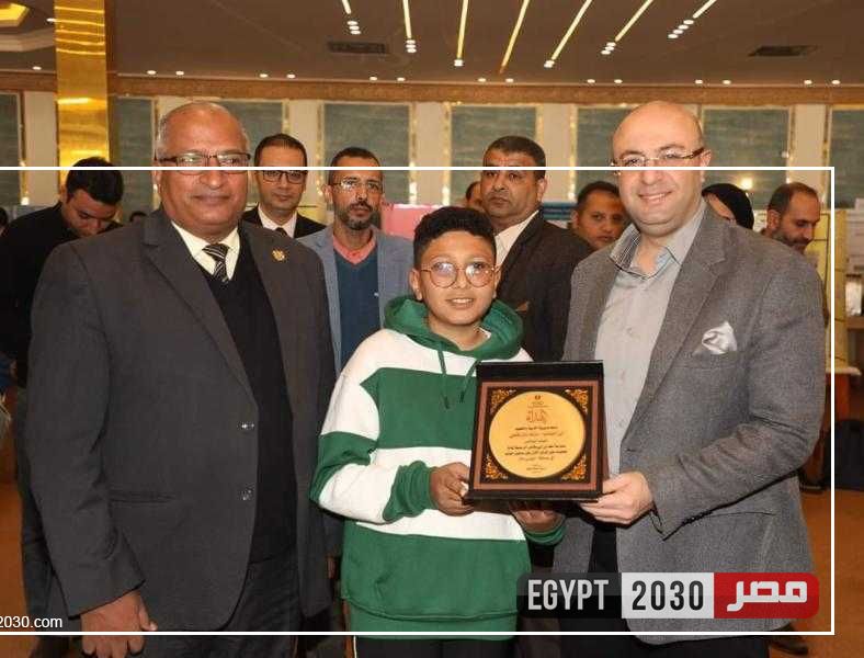محافظ بني سويف يُكرّم الطالب الحاصل على المركز الأول عالميا في مسابقة ”اليوسى ماث” بماليزيا