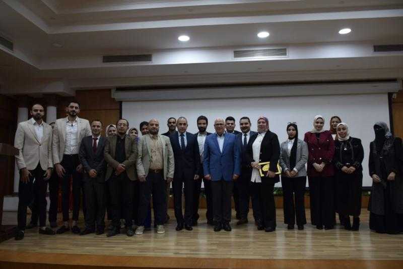 محافظ بورسعيد يلتقي بالعاملين داخل مركز المحال العامة الموحد
