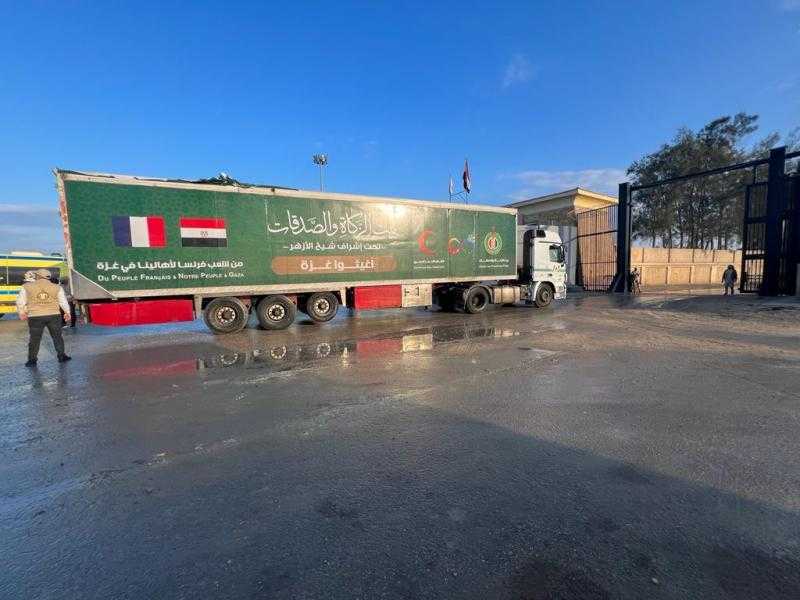 بتوجيهات شيخ الأزهر.. وصول أكبر قافلة مساعدات من بيت الزكاة والصدقات المصري لمعبر رفح