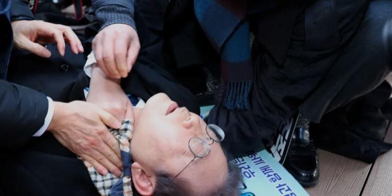 شاهد.. لحظة طعن زعيم المعارضة بكوريا الجنوبية