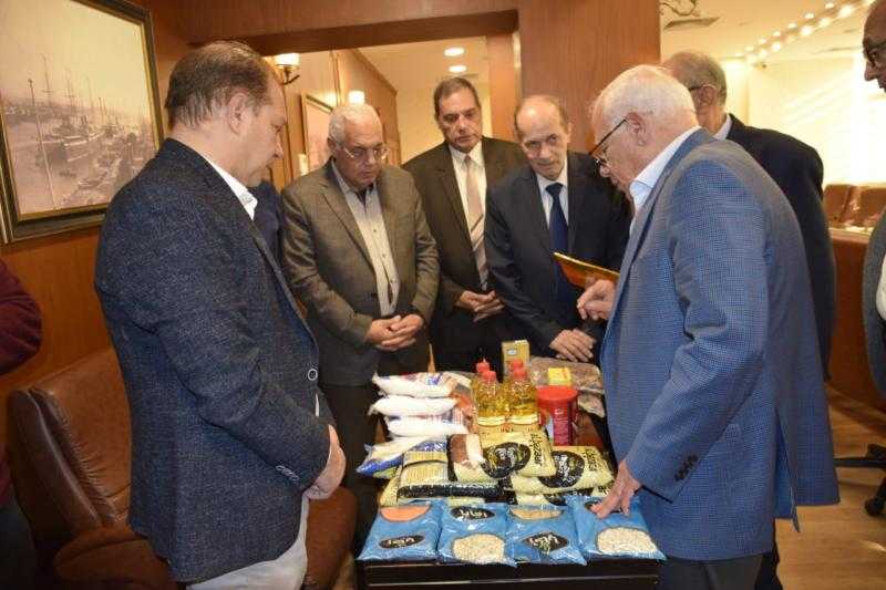 محافظ بورسعيد: توزيع 30 ألف كرتونة سلع غذائية للأسر الأولى بالرعاية