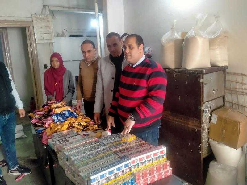 تموين وسط الإسكندرية يضبط بازارا بالعطارين يقوم ببيع سجائر بأزيد من السعر الرسمي