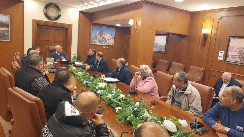 محافظ بورسعيد يلتقي رؤساء الأحياء لمتابعة سير العمل في عدد من المشروعات