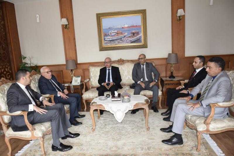 محافظ بورسعيد يستقبل وفدا من وزارة الصناعة لبحث سبل التعاون المشترك