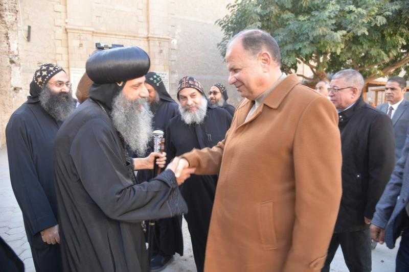 محافظ أسيوط يزور إيبارشية الدير المحرق بالقوصية للتهنئة بعيد الميلاد المجيد