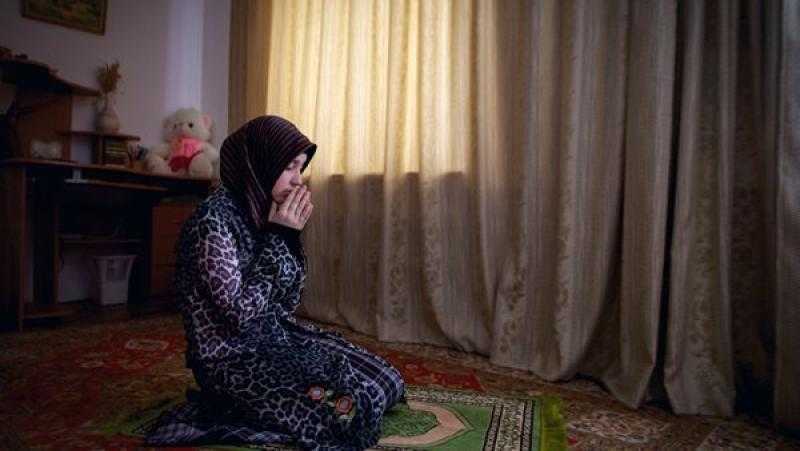 حكم الصلاة في المنزل خلف إمام المسجد.. أمين الفتوى يوضح