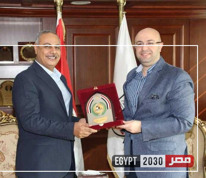 محافظ بني سويف يُكرم مدير عام حماية النيل بالمحافظة بعد ترقيته وكيلاً لوزارة الري