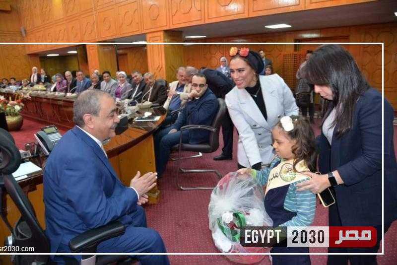 محافظ الإسماعيلية يستقبل وفد من طلاب المدارس للتهنئة بالعام الميلادي الجديد