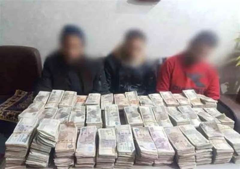 حبس 3 تجار عمله 