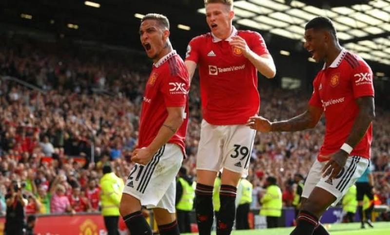 في بيان رسمي.. مانشستر يونايتد يجدد عقود ثلاثي الفريق