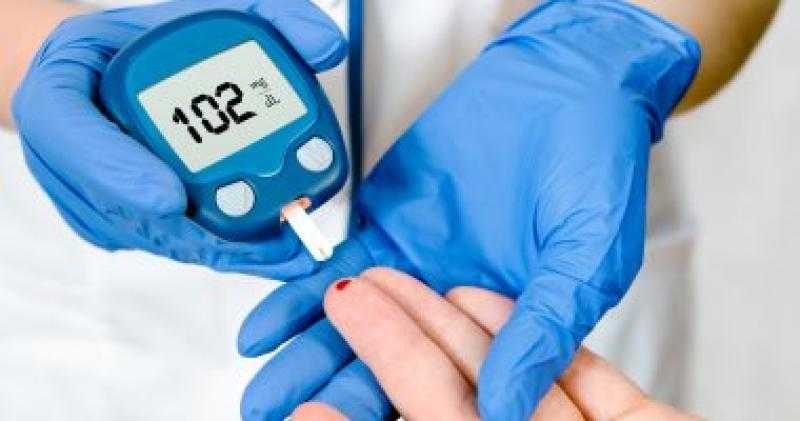 هل يمكن تشخيص مرض السكر بتحليل البول؟.. حسام موافي يُجيب