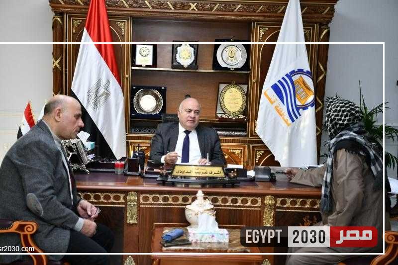 محافظ قنا يستقبل المواطنين بمكتبه لبحث شكواهم