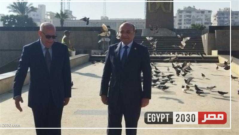 وزير العدل يلتقط صورا تذكارية وسط أسراب الحمام ويتجول في شوارع بورسعيد