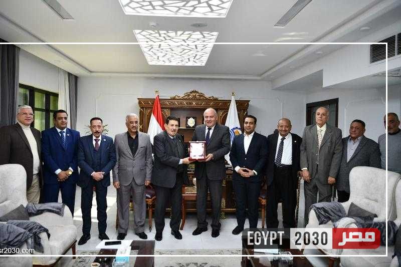 محافظ قنا يستقبل وفد الاتحاد التعاوني الاستهلاكي المركزي