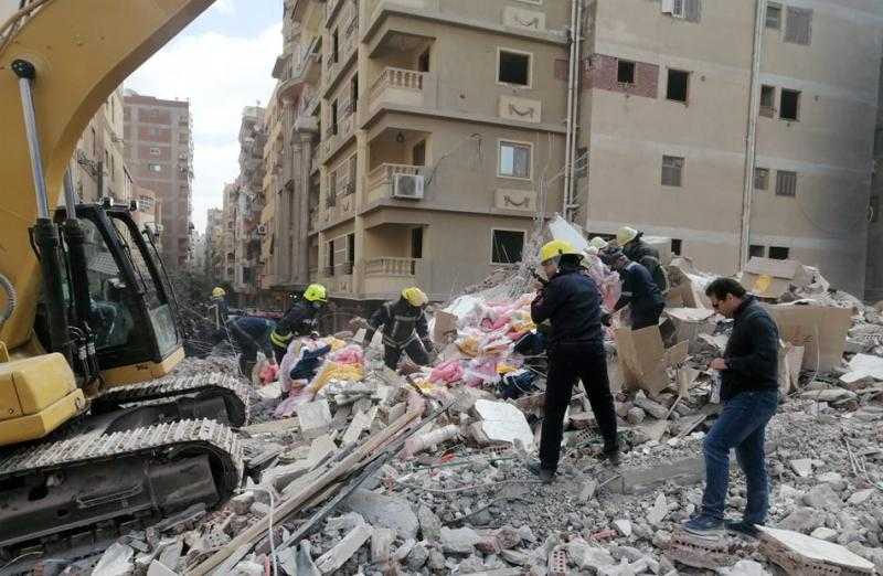 الحماية المدنية تبحث عن مفقودين أسفل سور عقار ”شمبليون” المنهار