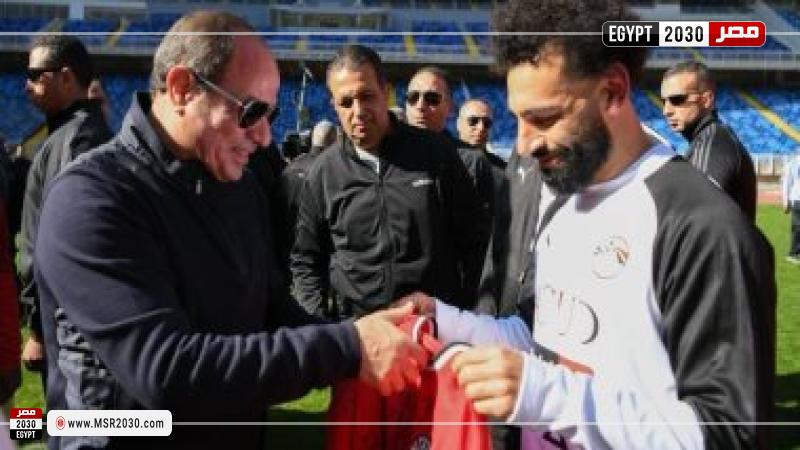 الرئيس السيسي برفقة لاعبي المنتخب