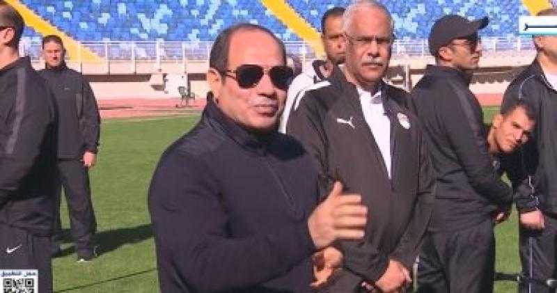 ناقد رياضي عن تفقد الرئيس السيسي لتدريبات المنتخب: «أب حنون يحفز اللاعبين»