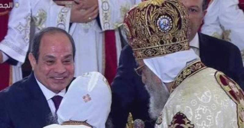 البابا تواضروس يقدم هدية تذكارية للرئيس السيسي في احتفال عيد الميلاد المجيد
