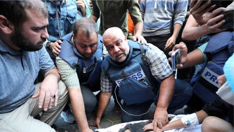 شاهد.. لحظة انتشال جثمان الصحفي حمزة الدحدوح بعد استشهاده في رفح