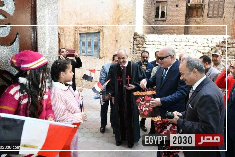 محافظ قنا يزور الكنيسة الإنجيلية بنجع حمادي للتهنئة بعيد الميلاد المجيد