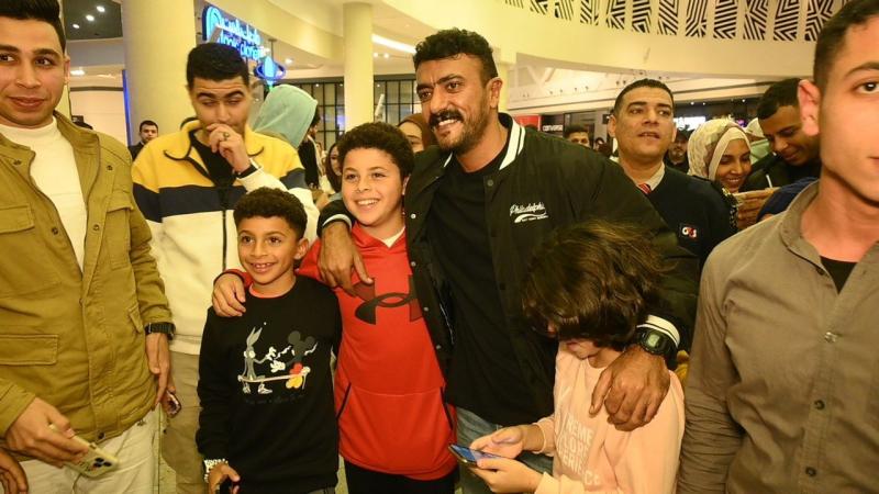 أحمد العوضي يحتفل بنجاح الإسكندراني مع الجمهور في السينما