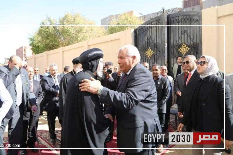 محافظ الوادي الجديد يقدم التهنئة بعيد الميلاد المجيد بكنيسة السيدة العذراء بالخارجة