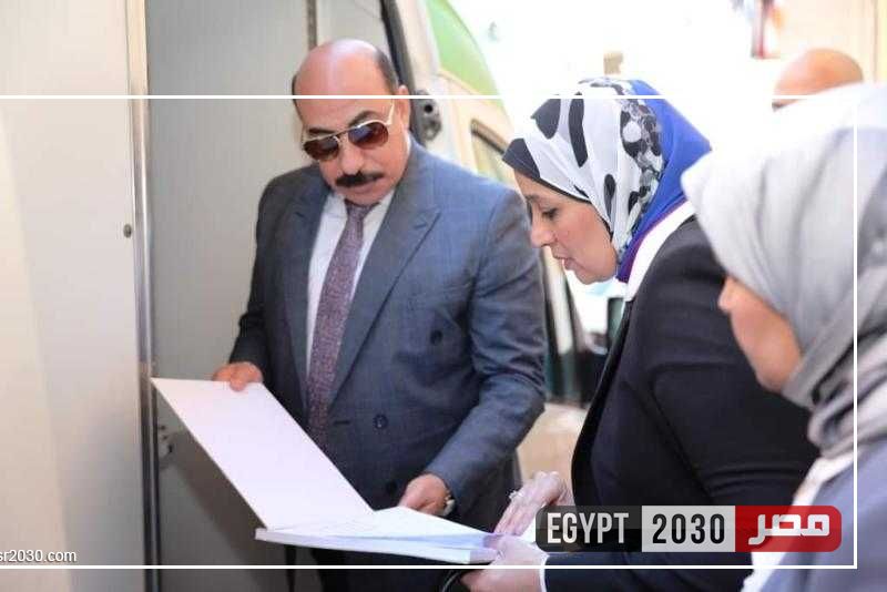 أثناء جولته على الكنائس.. محافظ أسوان يتفقد الفرق الطبية من العيادات المتنقلة والإسعاف