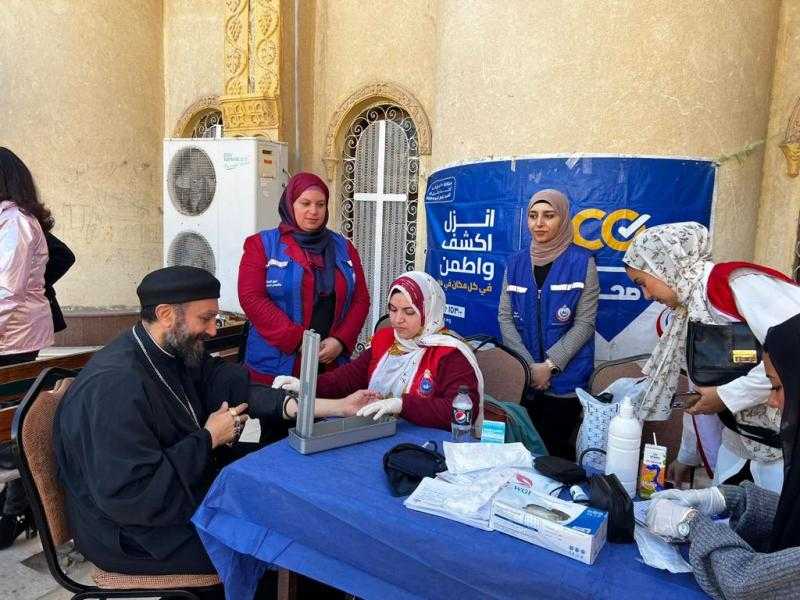 محافظ الإسماعيلية يتابع خطة مديرية الصحة وانتشار الفِرق الطبية بالكنائس