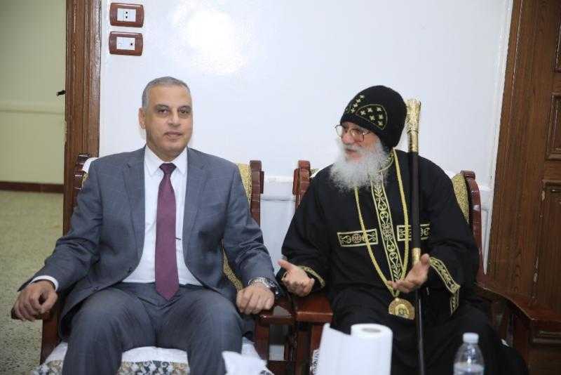 محافظ سوهاج يختتم جولته بتهنئة الأخوة الأقباط بمطرانية طهطا وكنيسة المراغة