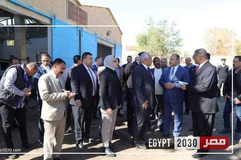 محافظ الوادي الجديد يتفقد مركز صيانة السيارات والمعدات الثقيلة