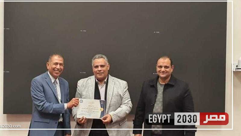 محافظ أسيوط يتفقد مركز السيطرة الإقليمي بالمحافظة.. ويُكرم مديره