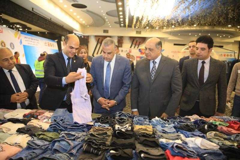 محافظ سوهاج يفتتح معرض «دكان الفرحة» لتوفير 30 ألف قطعة ملابس جاهزة للأسر الأولى بالرعاية