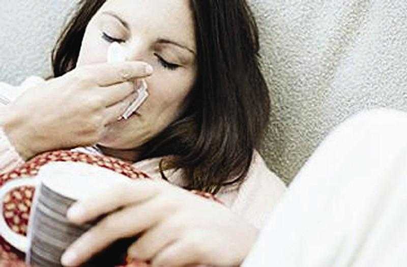طبيب يكشف الفرق بين الالتهاب الرئوي والنزلة الشعبية.. «فيديو»