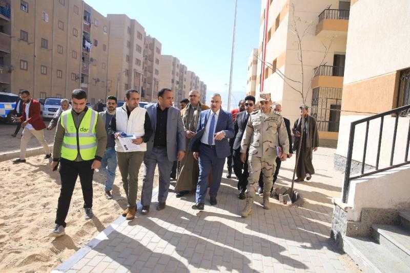 محافظ سوهاج يتفقد مشروعات حياة كريمة بقرية الغريزات بالمراغة
