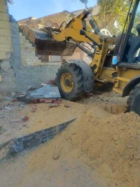 تنفيذ إزالة لحالتي تعد بالبناء المخالف بالإسماعيلية