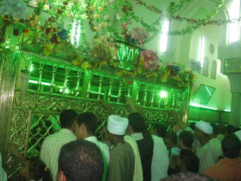 هل يجوز المسح على قبور الأنبياء والصالحين وتقبيلها من باب التبرك؟