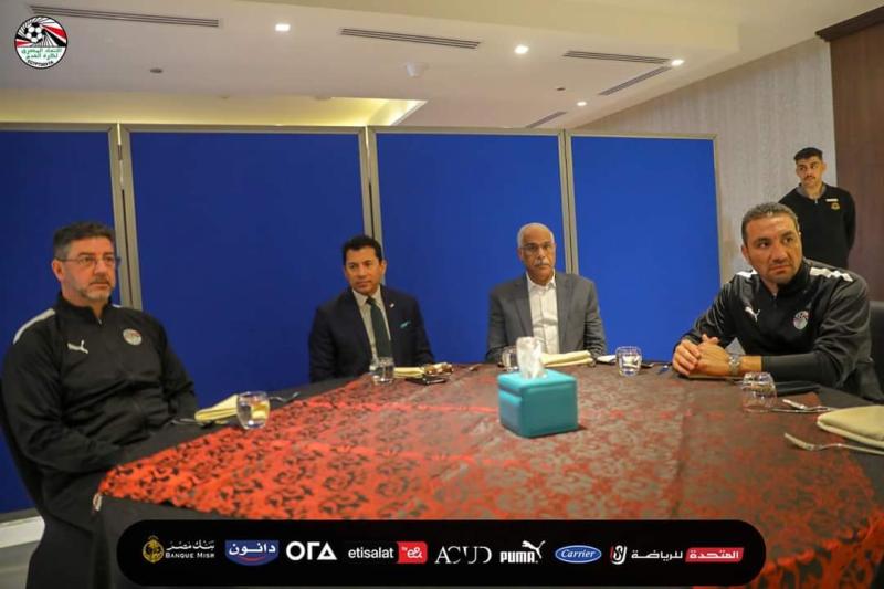 وزير الرياضة يزور معسكر المنتخب 