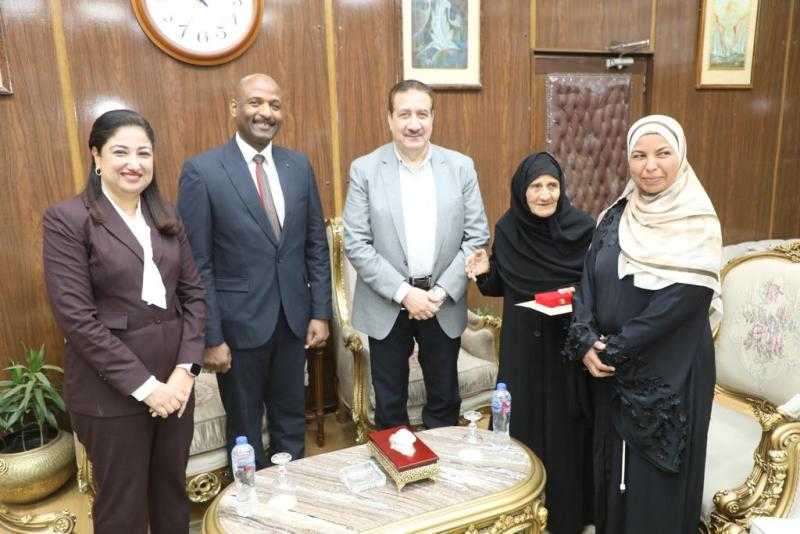 محافظ المنوفية يكرم سيدة لحصولها على شهادة محو الأمية في سن الـ 84عاما