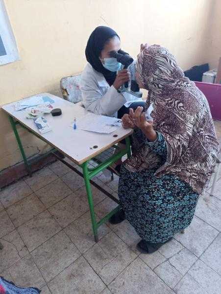 توقيع الكشف على 450 مواطنا من مرضى العيون بقرية الكنائس بالبحيرة