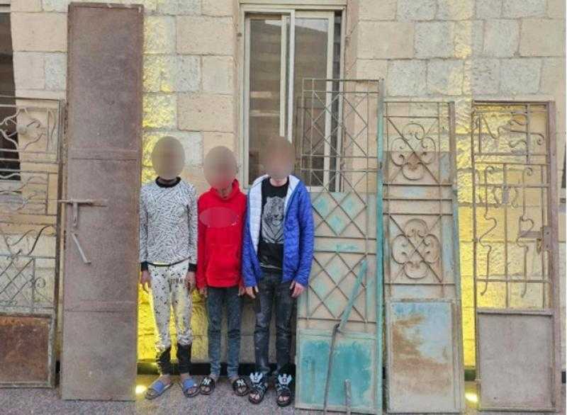 الأمن يضبط المتهمين بسرقة أبواب مقابر الموتى في البساتين