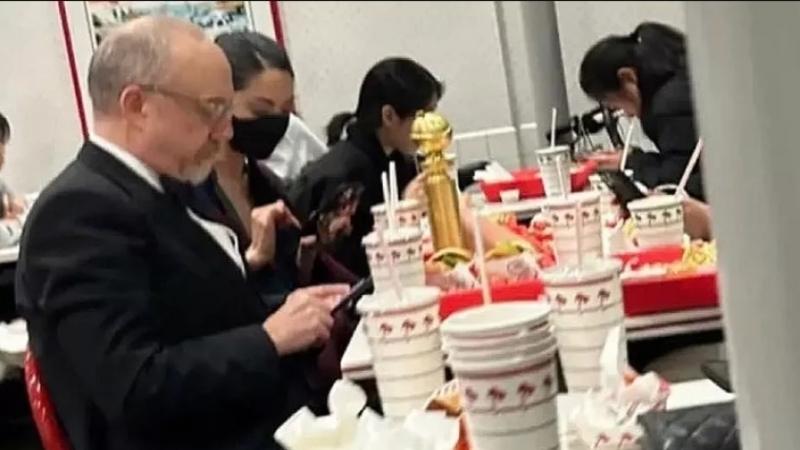 الممثل  بول جياماتي يحتفل بوجبة برجر