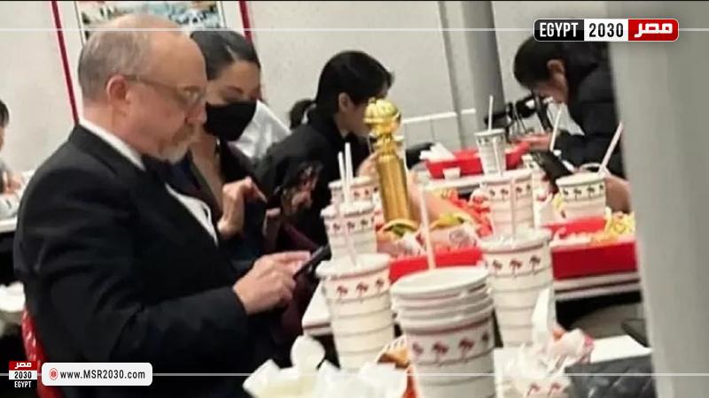 الممثل بول جياماتي يحتفل بوجبة برجر