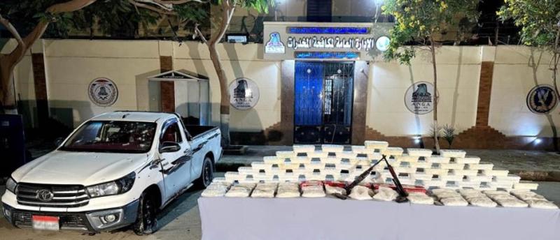 مضبوطات تاجري مخدرات السويس 