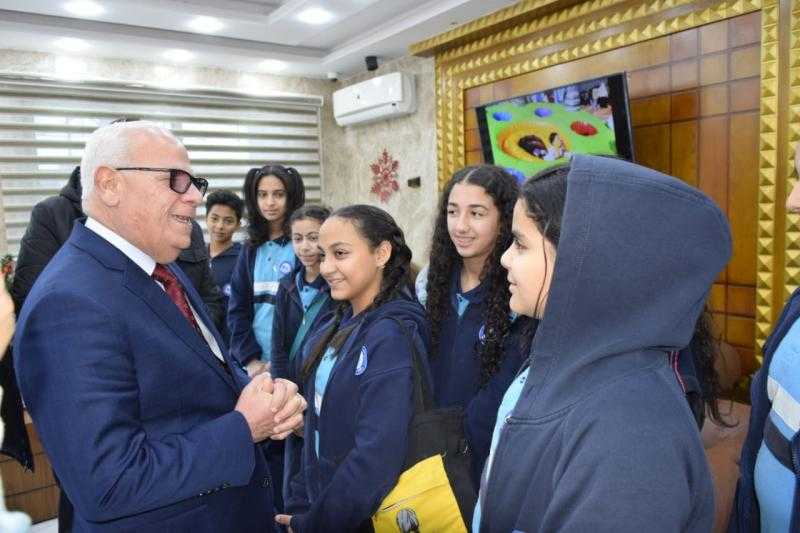 محافظ بورسعيد يتفقد مدرسة السيف الحديثة للغات بحي المناخ