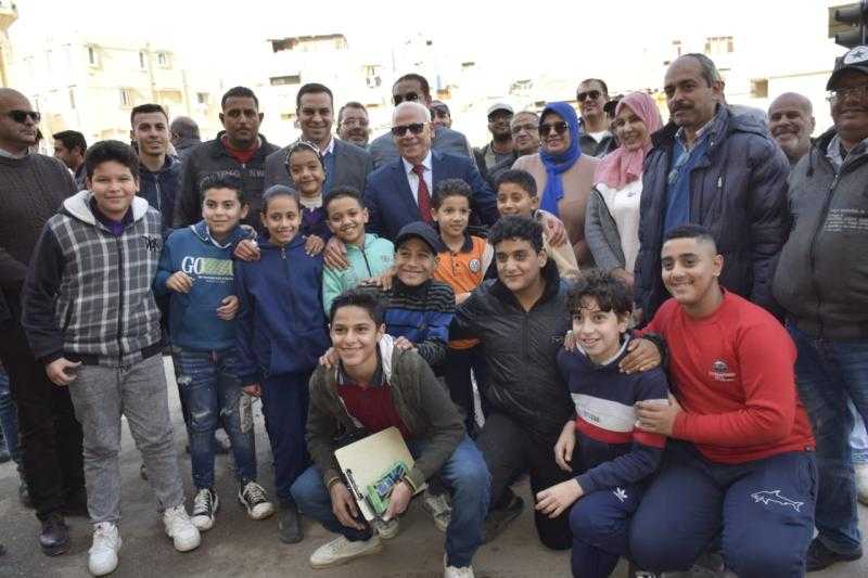 محافظ بورسعيد يلتقي عددًا من أهالي حي المناخ