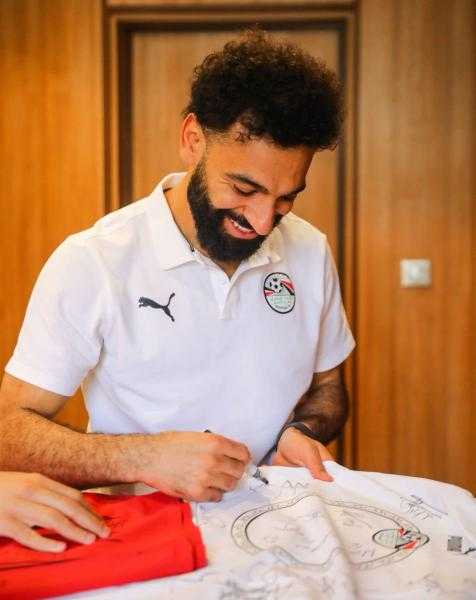 لاعبو منتخب مصر يوقعون على قميص الفراعنة في كوت ديفوار