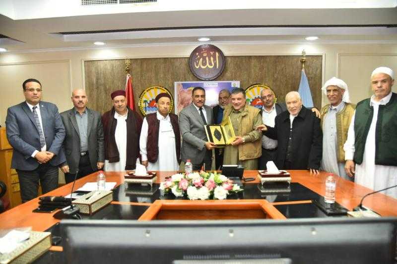 محافظ مطروح يلتقى مع أعضاء صندوق دعم وتنمية الثروة الحيوانية والمراعى