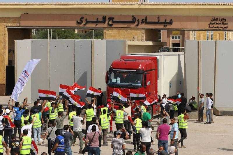 إدخال 176 شاحنة مساعدات إلى قطاع غزة عبر معبر رفح